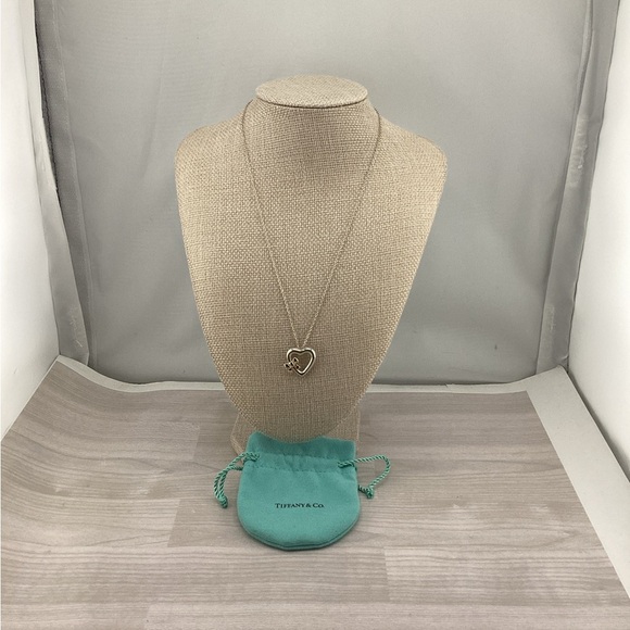 Tiffany & Co. 9.25 S.Silver with 750 Yellow Gold Bow Heart Pendant Necklace. - Picture 2 of 5